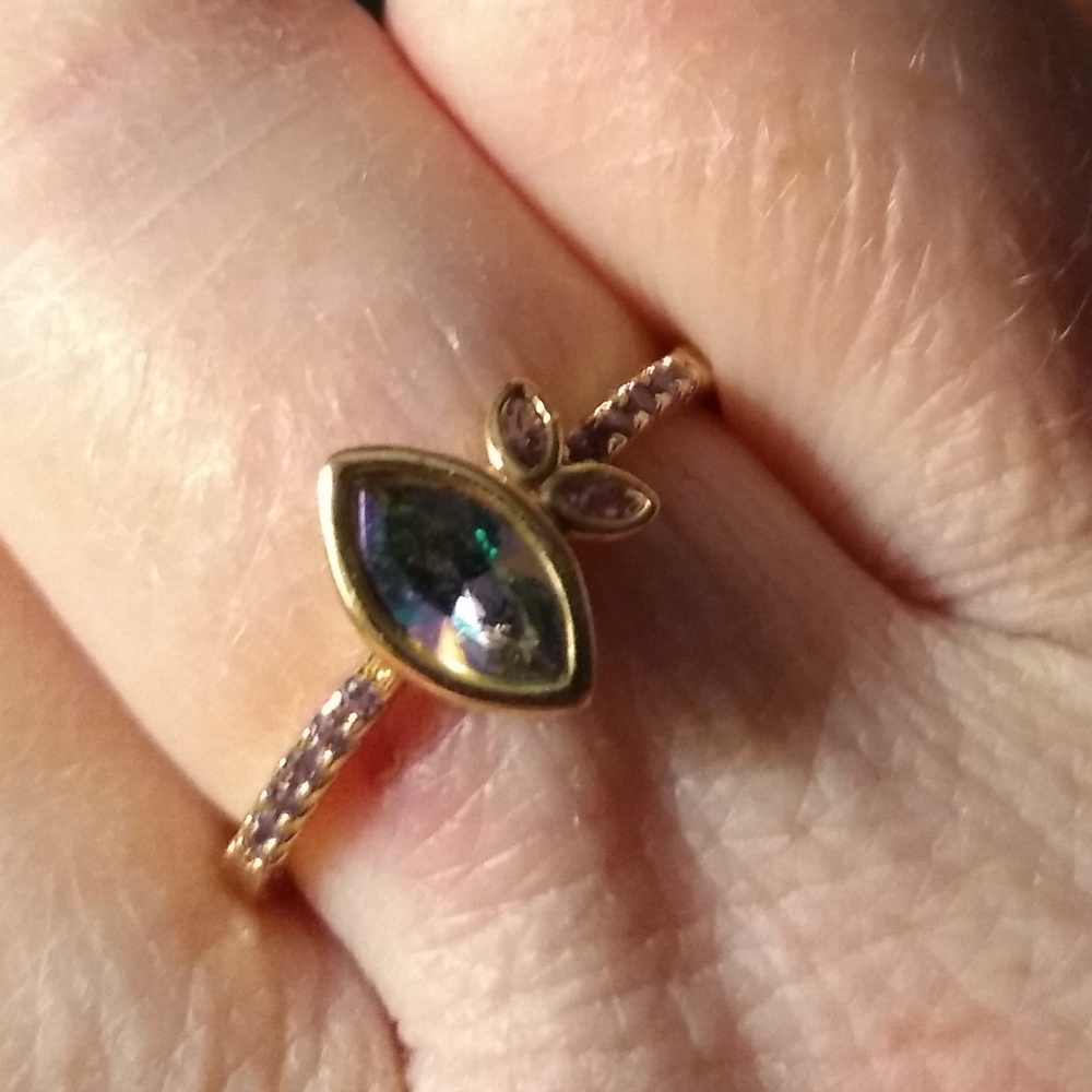 Sz 8 pretty ring